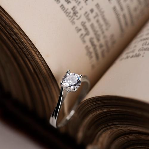 Сребърен пръстен с циркон