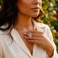 Сребърен медальон Майчина прегръдка Сребърен медальон Майчина прегръдка