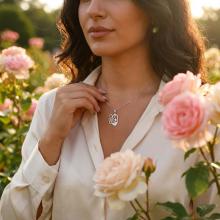 Сребърен медальон Майчина прегръдка Сребърен медальон Майчина прегръдка