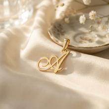 Златен медальон с инициали