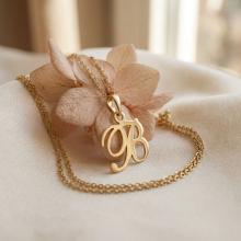 Златен медальон с инициали