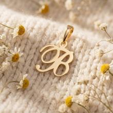 Златен медальон с инициали