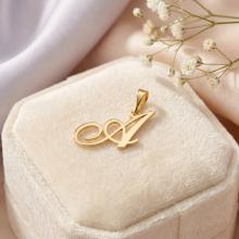 Златен медальон с инициали