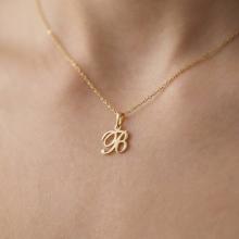 Златен медальон с инициали