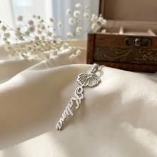 Сребърен медальон с цвете на месеца и име