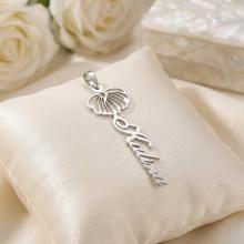 Сребърен медальон с цвете на месеца и име