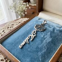 Сребърен медальон с цвете на месеца и име