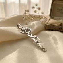 Сребърен медальон с цвете на месеца и име