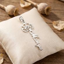 Сребърен медальон с цвете на месеца и име