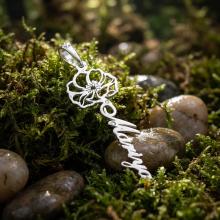 Сребърен медальон с цвете на месеца и име