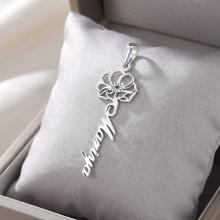 Сребърен медальон с цвете на месеца и име