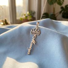 Сребърен медальон с цвете на месеца и име