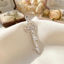 Сребърен медальон с цвете на месеца и име