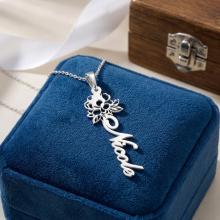 Сребърен медальон с цвете на месеца и име