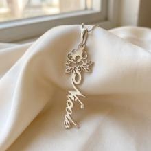 Сребърен медальон с цвете на месеца и име