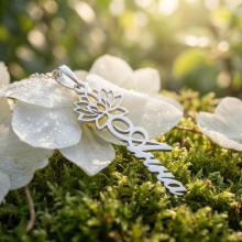 Сребърен медальон с цвете на месеца и име