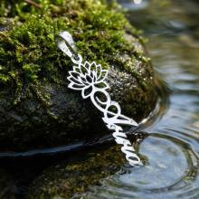 Сребърен медальон с цвете на месеца и име