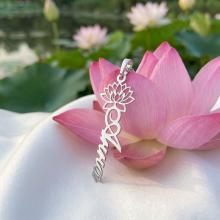 Сребърен медальон с цвете на месеца и име