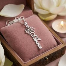 Сребърен медальон с цвете на месеца и име