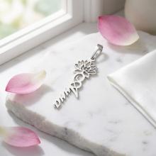 Сребърен медальон с цвете на месеца и име