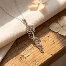 Сребърен медальон с цвете на месеца и име