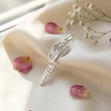 Сребърен медальон с цвете на месеца и име