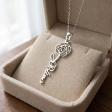 Сребърен медальон с цвете на месеца и име