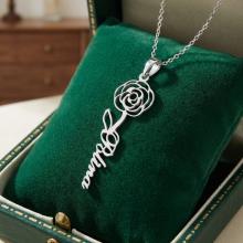 Сребърен медальон с цвете на месеца и име