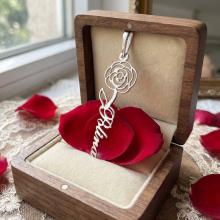 Сребърен медальон с цвете на месеца и име