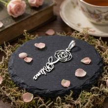 Сребърен медальон с цвете на месеца и име