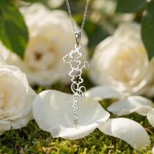 Сребърен медальон с цвете на месеца и име