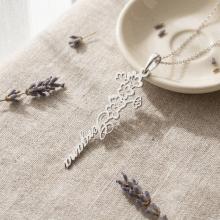 Сребърен медальон с цвете на месеца и име