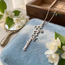 Сребърен медальон с цвете на месеца и име