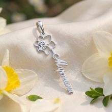 Сребърен медальон с цвете на месеца и име