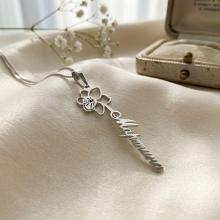 Сребърен медальон с цвете на месеца и име