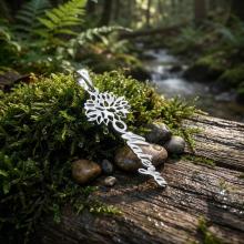 Сребърен медальон с цвете на месеца и име