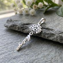 Сребърен медальон с цвете на месеца и име