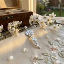 Сребърен медальон с цвете на месеца и име