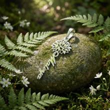 Сребърен медальон с цвете на месеца и име