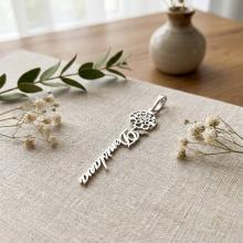 Сребърен медальон с цвете на месеца и име