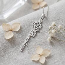 Сребърен медальон с цвете на месеца и име