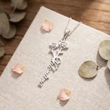 Сребърен медальон с цвете на месеца и име