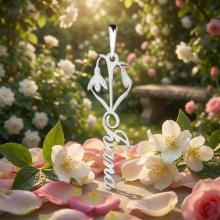 Сребърен медальон с цвете на месеца и име