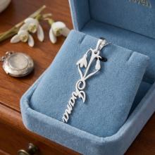 Сребърен медальон с цвете на месеца и име