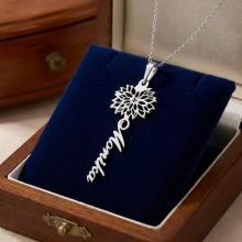 Сребърен медальон с цвете на месеца и име