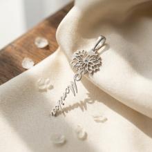 Сребърен медальон с цвете на месеца и име