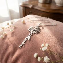 Сребърен медальон с цвете на месеца и име