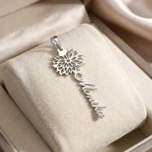 Сребърен медальон с цвете на месеца и име