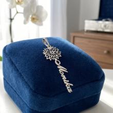 Сребърен медальон с цвете на месеца и име