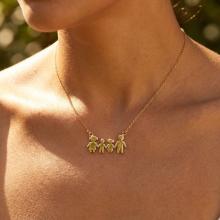 Златно колие - семейство с две деца Златно колие - семейство с две деца